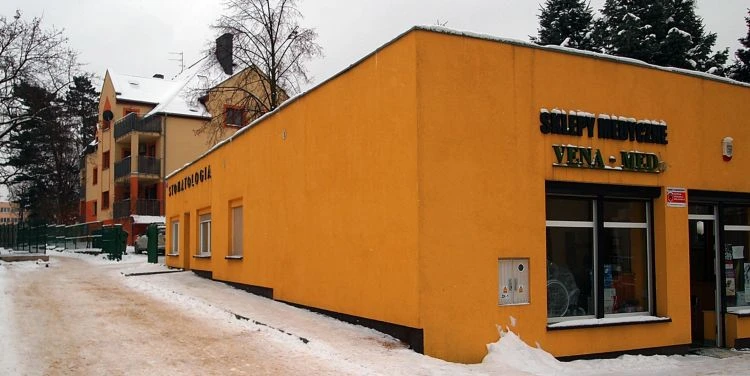 Budynek przy ul. Broniewskiego z wejściem do Vena-Med